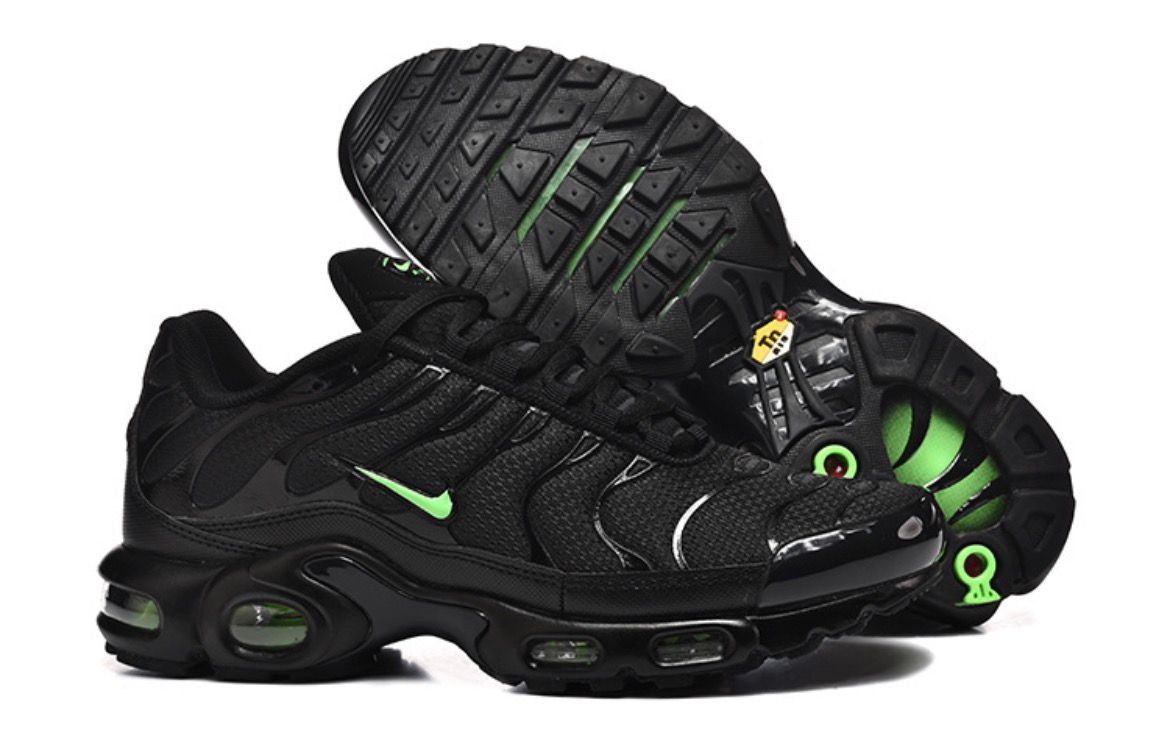 NIKE Air Max Plus TN Black Green Strike - Noir