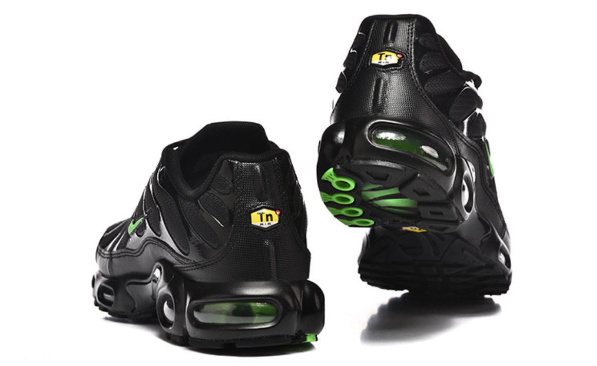 NIKE Air Max Plus TN Black Green Strike - Noir